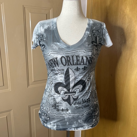Rosio New Orleans Graphic Tee in Gray and Black - Picture 1 of 8